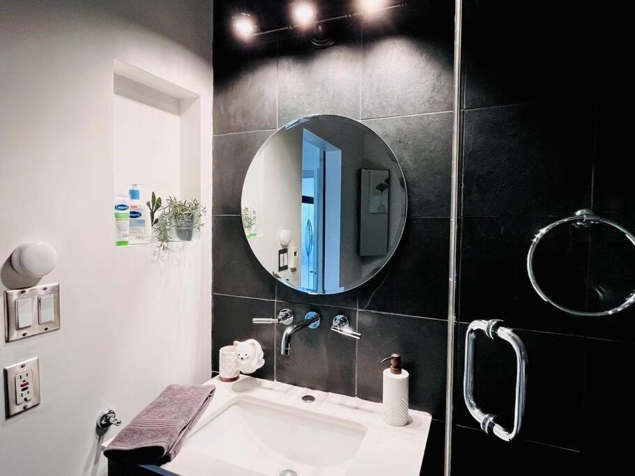Sunny Penthouse On 17Th Ave, 1 Bedroom, 1 Loft Bed With Ladder, 1 Sofa Bed, Sleeps 6, Downtown Calgary Ngoại thất bức ảnh