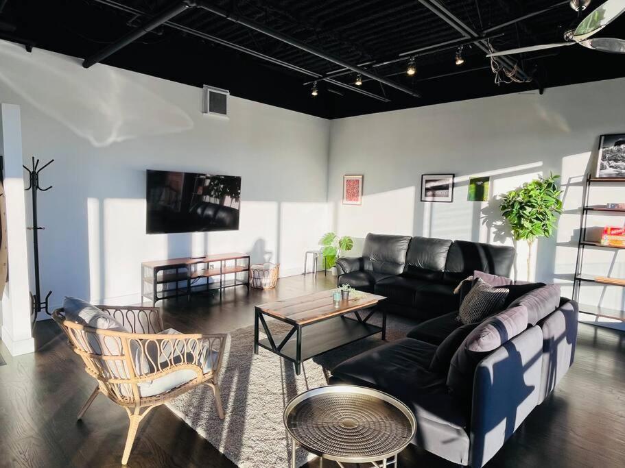 Sunny Penthouse On 17Th Ave, 1 Bedroom, 1 Loft Bed With Ladder, 1 Sofa Bed, Sleeps 6, Downtown Calgary Ngoại thất bức ảnh