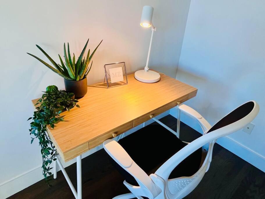 Sunny Penthouse On 17Th Ave, 1 Bedroom, 1 Loft Bed With Ladder, 1 Sofa Bed, Sleeps 6, Downtown Calgary Ngoại thất bức ảnh
